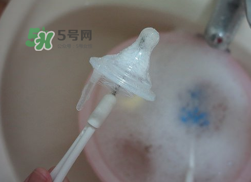 奶瓶刷尼龍的好還是海綿的好？洗奶瓶的正確方法