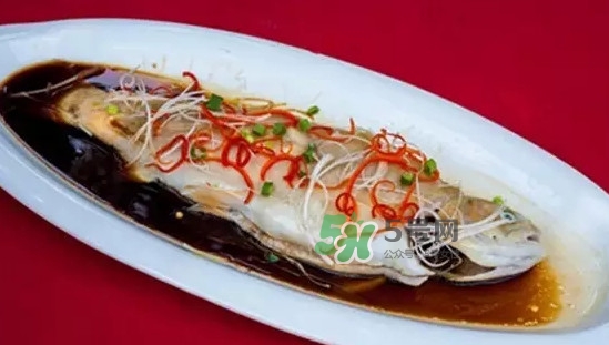 金鱒魚清蒸為什么變黑？食用金鱒魚有什么好處