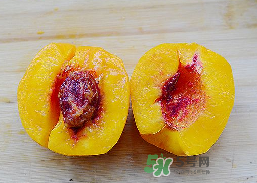 來月經(jīng)可以吃黃桃嗎？大姨媽來了可以吃黃桃嗎？