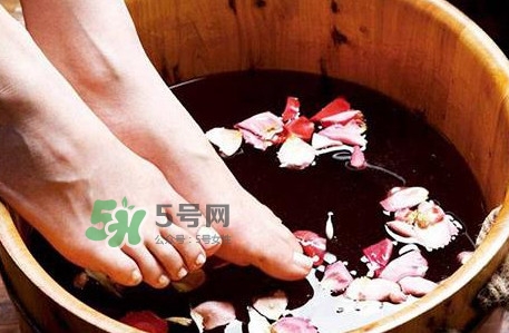醋泡腳要加水嗎？醋泡腳用熱水還是冷水？
