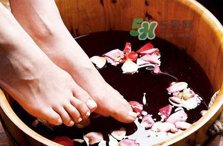 花椒水泡腳能降血壓?jiǎn)?？泡腳是干花椒好還是鮮花椒好