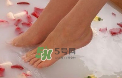 花椒水泡腳能治白發(fā)嗎？花椒水泡腳的禁忌