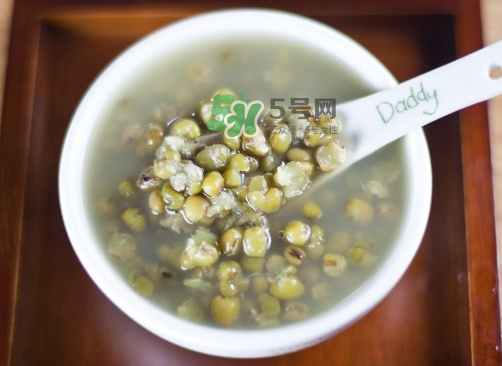 綠豆湯和牛奶能一起吃嗎？喝綠豆湯同時可以喝牛奶嗎？