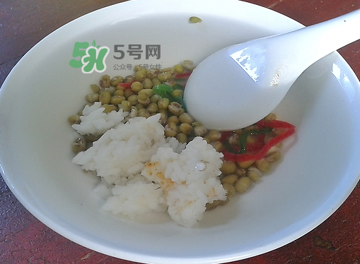 綠豆湯和牛奶能一起吃嗎？喝綠豆湯同時可以喝牛奶嗎？