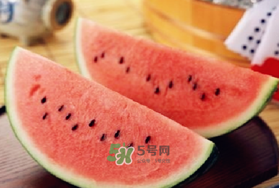 綠豆湯和西瓜可以同時吃嗎？綠豆湯可以和西瓜一起吃嗎？