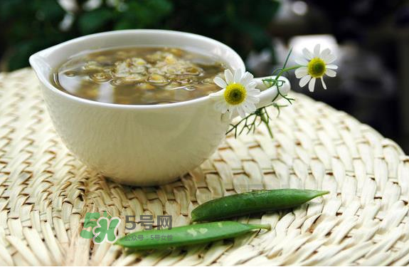 綠豆湯和西瓜可以同時吃嗎？綠豆湯可以和西瓜一起吃嗎？