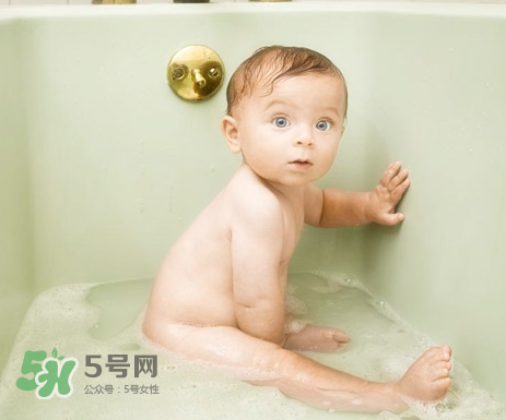 寶寶濕疹可以洗澡嗎？新生兒濕疹可以洗澡嗎？