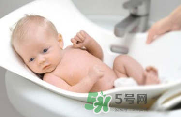 寶寶濕疹可以洗澡嗎？新生兒濕疹可以洗澡嗎？
