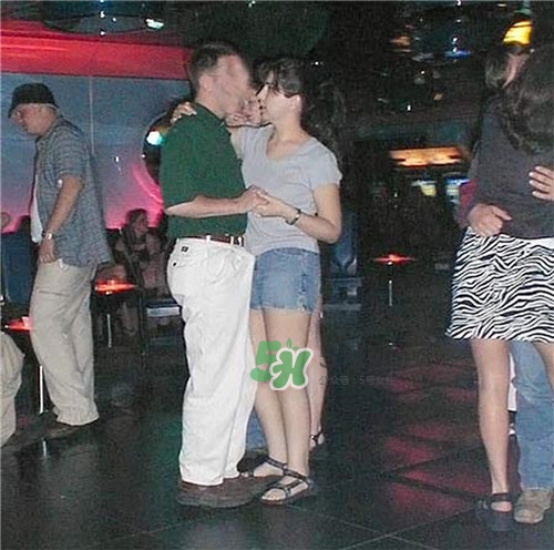 男人在公眾場(chǎng)合勃起如何化解尷尬？