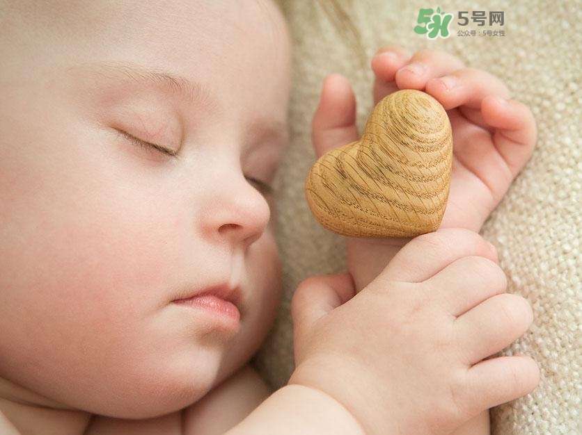 什么時(shí)候跟孩子分床睡好？嬰兒跟父母分房睡還是分床睡？