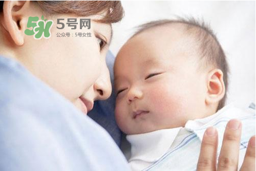 8月份坐月子穿什么衣服？八月份坐月子穿什么鞋？