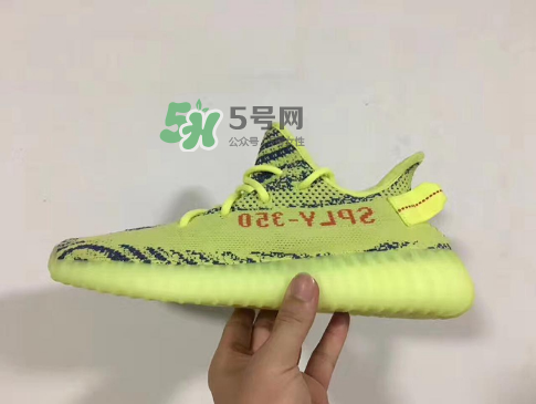 adidas yeezy boost 350 v2黃斑馬是夜光的嗎？