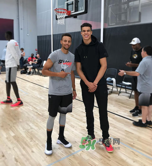 under armour curry4黑白配色什么時候發(fā)售？庫里第四代戰(zhàn)靴發(fā)售日期