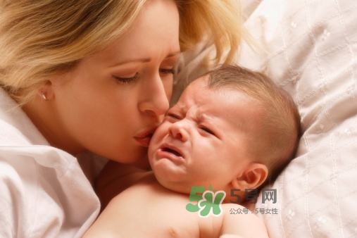 新手爸媽必看，七天教小嬰兒戒夜奶一覺到天亮