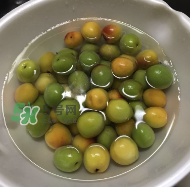自制青梅酒的做法 青梅酒泡多久可以喝？