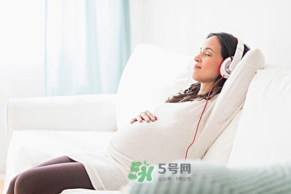 音樂胎教是媽媽聽還是放在肚子上？胎教音樂有哪些？