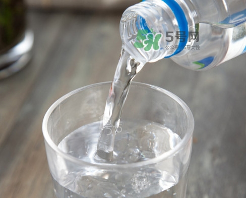 蘇打水可以治痛風嗎？蘇打水可以降尿酸嗎