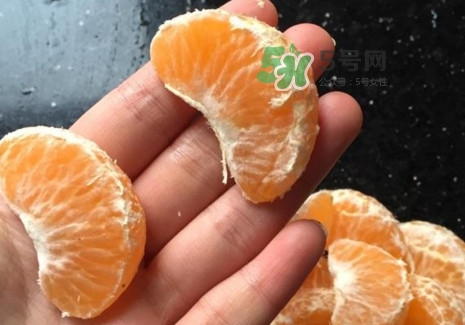 橘子里的白絲能吃嗎？橘子瓣上面的白絲吃了有什么好處？
