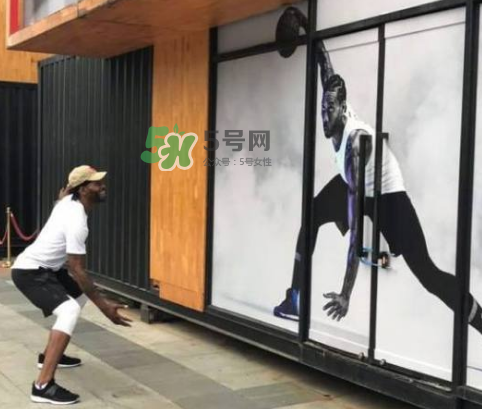 科懷倫納德中國行穿的球鞋是什么牌子？科懷倫納德中國行同款鞋子