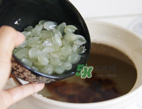 皂角米有假的嗎？怎樣辨別皂角米有沒(méi)有泡過(guò)硫磺
