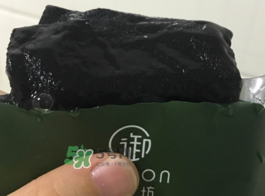 御泥坊水潤茶萃微囊黑面膜怎么用？