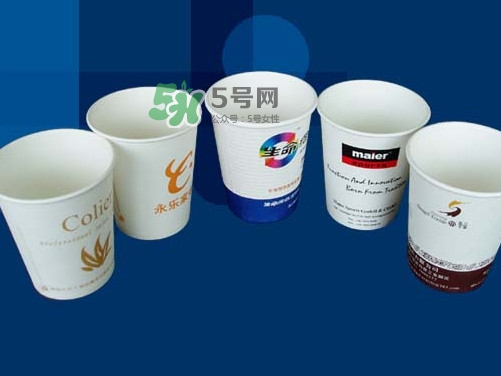 一次性紙杯可以裝開水嗎？能不能用一次性紙杯喝熱水？