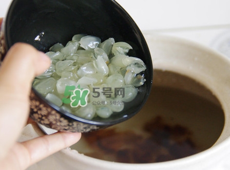 泡皂角米的水要倒掉嗎？泡皂角米的水有什么作用