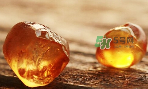 桃膠什么顏色的好？桃膠顏色深色好還是淺色好