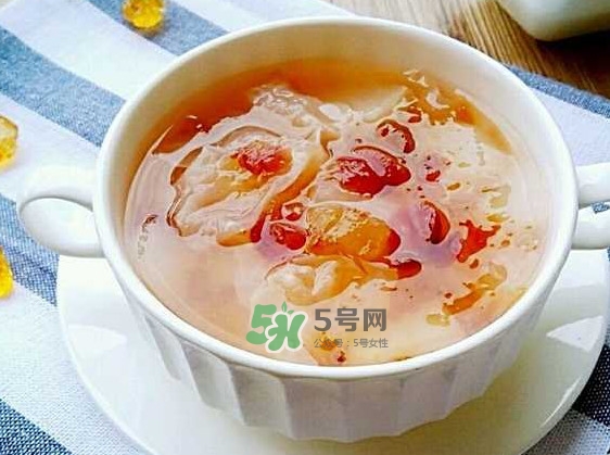 煮桃膠放冰糖還是紅糖？桃膠放鍋里要煮多久能吃