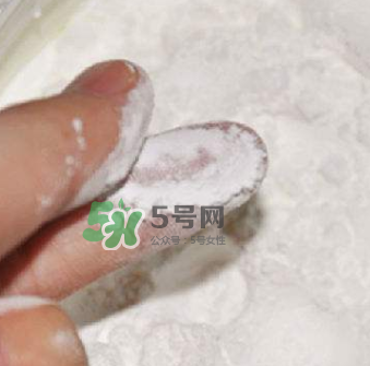 寶寶用爽身粉有危害嗎？爽身粉對寶寶有什么危害？