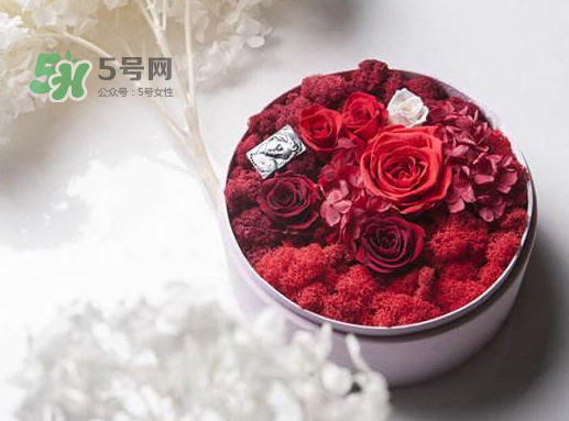 送永生花代表什么？一個(gè)男孩送自己永生花是什么意思？