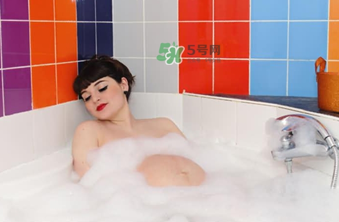 孕晚期洗澡可以搓肚子嗎？孕晚期洗澡注意事項