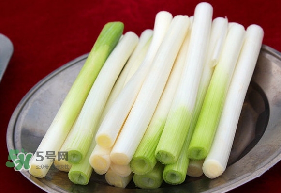 大蔥有青蟲怎么去除？大蔥有白斑是什么原因
