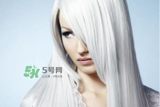 頭發(fā)白是什么原因引起的？頭發(fā)白吃什么能變黑？