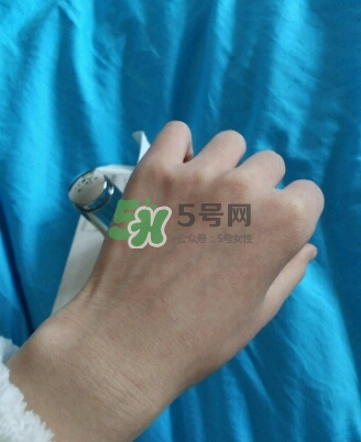 olay淡斑小白瓶和olay光感小白瓶哪個好？
