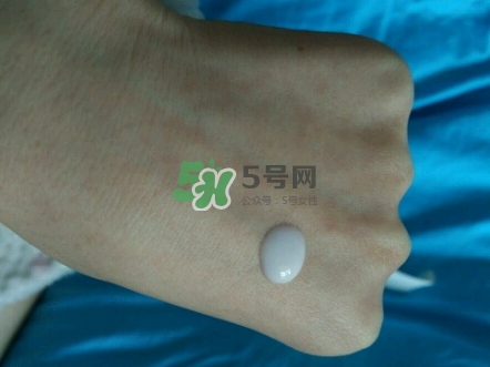 olay淡斑小白瓶和olay光感小白瓶哪個好？