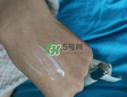 olay淡斑小白瓶和olay光感小白瓶哪個好？