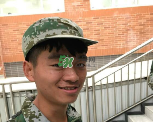 神似王寶強(qiáng)大一新生是誰？神似王寶強(qiáng)大一新生叫什么名字？