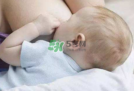 母乳喂養(yǎng)會(huì)積食嗎？純母乳喂養(yǎng)的寶寶會(huì)積食嗎？