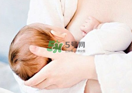 母乳喂養(yǎng)會(huì)積食嗎？純母乳喂養(yǎng)的寶寶會(huì)積食嗎？