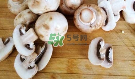 口蘑里面是黑色正常嗎？口蘑需要焯水嗎
