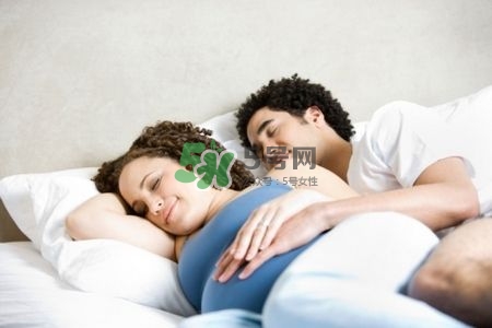 孕婦睡姿會影響寶寶嗎？孕婦睡姿對寶寶的影響