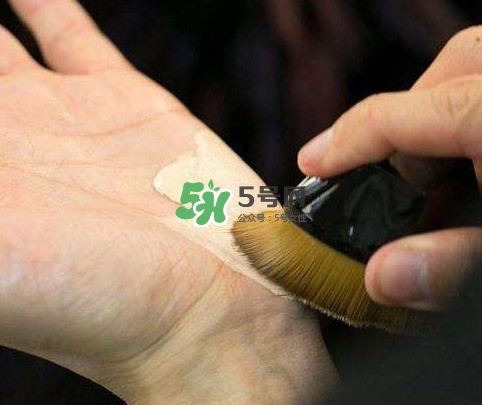 植村秀55號粉底刷好用嗎？植村秀55零刷痕粉底刷怎么用