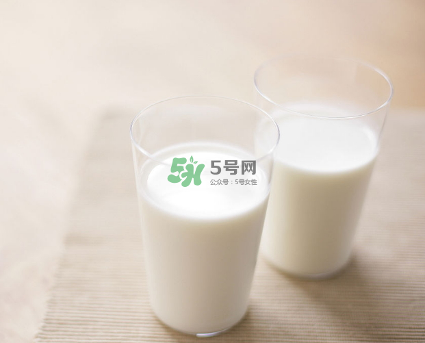 喝牛奶美白嗎？吃什么可以美白？
