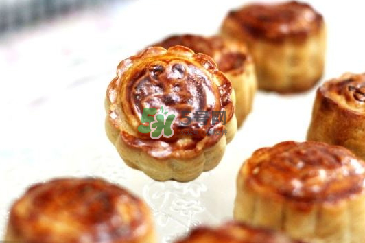 月餅烤裂了什么原因？月餅烤的時(shí)候?yàn)槭裁磿?huì)變形？