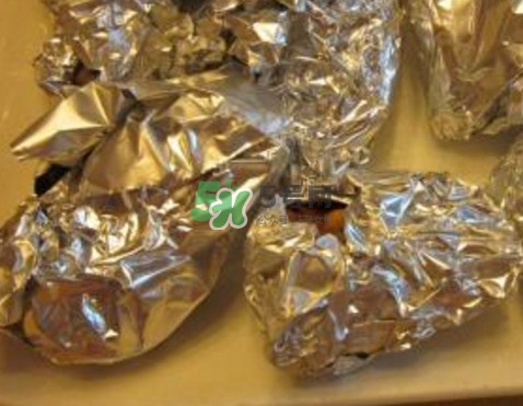 錫箔紙可以放微波爐嗎？錫箔紙可以放入烤箱嗎