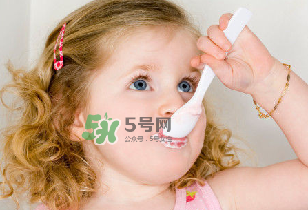 一歲后的寶寶如何喂養(yǎng)？寶寶喝牛奶好嗎？