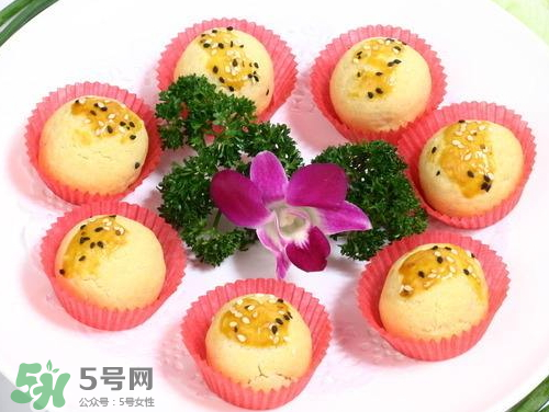 為什么蛋黃酥的皮很硬？蛋黃酥油皮太硬怎么辦？