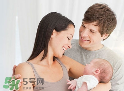 抱新生兒可以晃動嗎？抱新生兒的正確方法圖