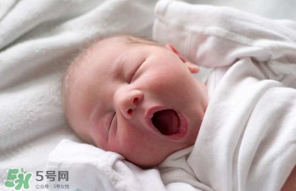 寶寶驚厥是什么癥狀？如何區(qū)別寶寶驚厥和驚跳？